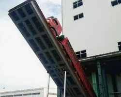 เครื่องขนถ่ายสินค้าจากรถบรรทุกแบบไฮดรอลิก